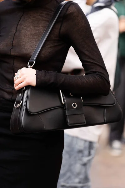 ミラノ イタリア 9月22日 女性のインフルエンサーは Balenciagaからの黒いシャツとLindsayミディアムショルダーバッグを参照してください ファッションブロガーの服の詳細 ストリートスタイル — ストック写真