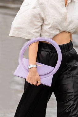 Paris, Fransa - Ekim, 2: Le Sac Rond giyen kadın Jacquemus 'un üst kol çantası, sokak tarzı kıyafet detayları.