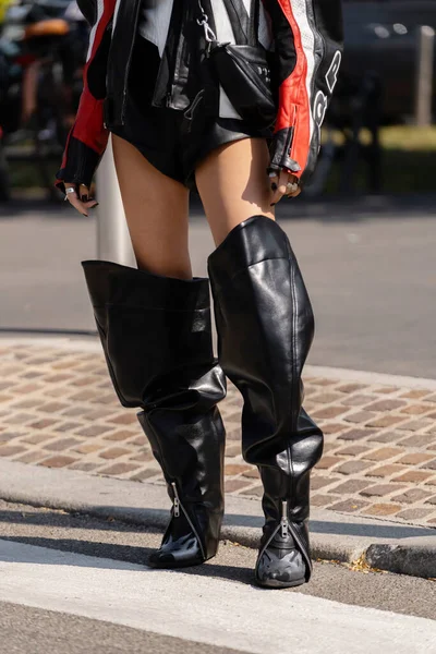 意大利米兰 2022年9月22日 穿着超大皮夹克的女人 普拉达旁边闪亮的三角形越野包 脚上涂满了你的反英雄靴上的拉链的黑漆 — 图库照片
