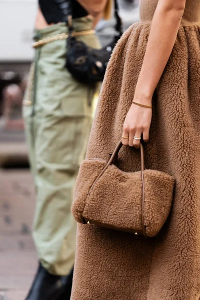 ミラノ イタリア 9月22日 マックス マーラのラクダとファブリックのテディ ドレスとテディ ファブリックのバッグを身に着けている女性インフルエンサー ファッションブロガーの服の詳細 ストリートスタイル — ストック写真