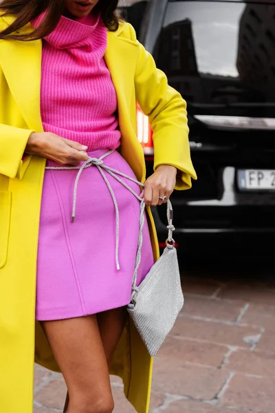 意大利米兰 9月22日 来自马克斯公司 Max 的穿着微型网状铰链的女性影响者 时尚博主服装细节 街头风格 — 图库照片
