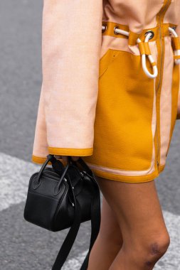 Paris, Fransa - Ekim 1, 2022: Hermes 'ten siyah Clemence mini Lindy 20 giyen kadın, sokak tarzı kıyafet detayları.