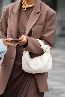 Paris, Fransa - Ekim 2, 2022: Kadın mini Intrecciato marka deri el çantası giyiyor, Bottega Veneta 'dan, sokak tarzı kıyafet ayrıntıları..