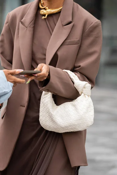 Paris, Fransa - Ekim 2, 2022: Kadın mini Intrecciato marka deri el çantası giyiyor, Bottega Veneta 'dan, sokak tarzı kıyafet ayrıntıları..
