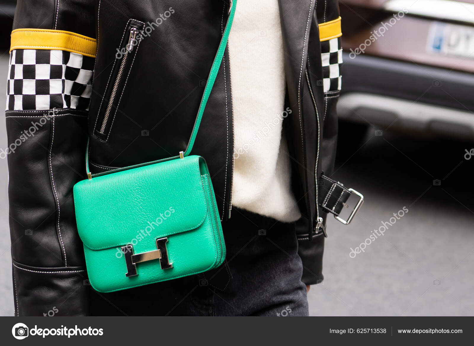 Paris France October 2022 Woman Wearing Constance Green Leather Bag – Stock  Editorial Photo © photo-lime #625713538