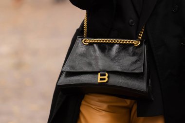 Paris, Fransa - Ekim 1, 2022: Balenciaga 'dan büyük buruşuk deri bir omuz çantası giyen kadın, sokak kıyafeti ayrıntıları..