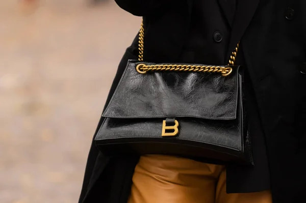 フランス 2022年10月1日 Balenciaga ストリートスタイルの服の詳細から大きなしわ革クラッシュチェーンショルダーバッグを身に着けている女性 — ストック写真