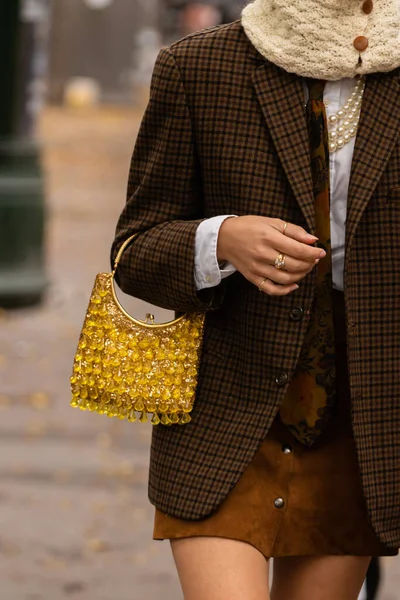 2022年10月1日 穿着黄色珠子绣花包的女人 街道服装细节 — 图库照片