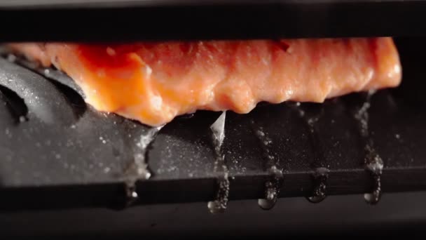 Kapalı Kapaklı Elektrikli Izgarada Somon Balığı Pişirme Işlemi Aşağı Doğru — Stok video