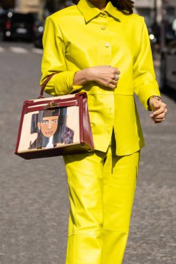 Paris, Fransa - Ekim 1, 2022: Kahverengi deri ve bej renkli el çantası giyen kadın, Bouguessa gömleği, sokak kıyafeti ayrıntıları..