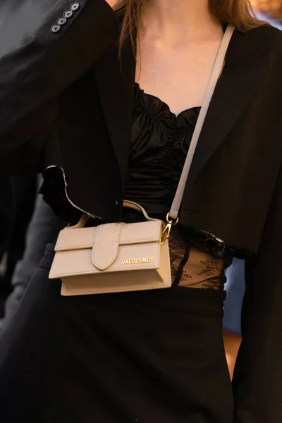 フランス 10月 女性インフルエンサーを身に着けてベージュスエードルBambinoクラッチバッグからジャケムス ファッションブロガーの服の詳細 ストリートスタイル — ストック写真