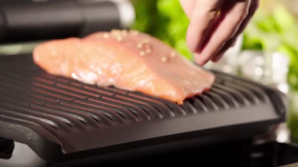 Griglia Elettrica Sul Tavolo Della Cucina Mettendo Pesce Salmone Sfocato — Video Stock