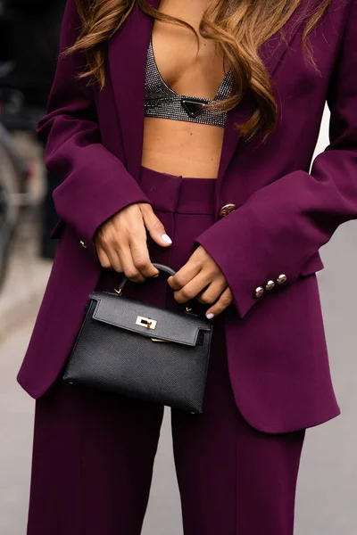 Paris, Fransa - Ekim 1, 2022: Hermes 'ten Mini Kelly ya da Micro Kelly çanta giyen kadın nüfuzlu. Moda blogcusu kıyafet detayları, sokak tarzı.