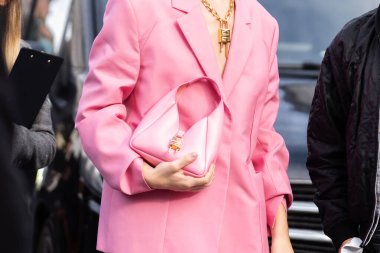 Paris, Fransa - Ekim 2, 2022: Givenchy 'den pembe mini G-Hobo çanta giyen kadın, sokak tarzı kıyafet detayları.