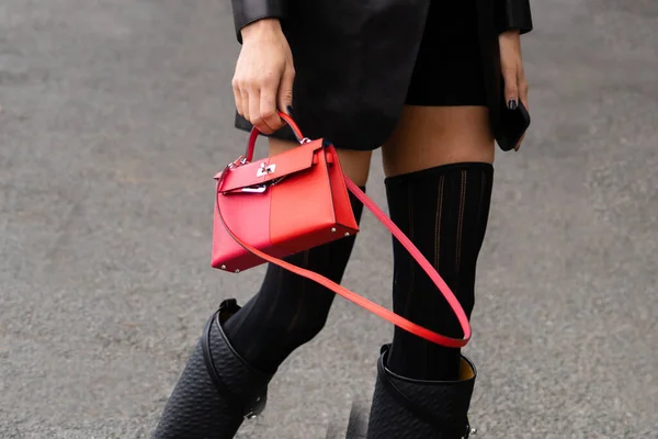 フランス 2022年10月1日 エルメス ストリートスタイルの服の詳細から黒革ケリーハンドバッグを身に着けている女性 — ストック写真