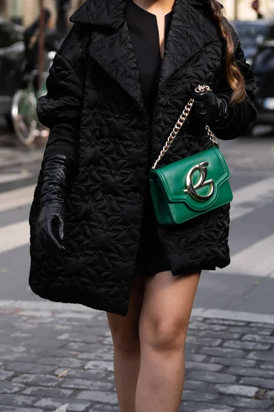 Παρίσι Γαλλία Οκτωβρίου 2022 Γυναίκα Influencer Φορώντας Πράσινη Δερμάτινη Τσάντα — Φωτογραφία Αρχείου