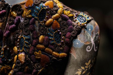 İtalya, Milan - 04 Aralık 2022: Armani Silos, Armani tarzına adanmış Milan 'daki moda sanat alanı. Lüks elbiseler ve kostümlerle daimi sergi alanı