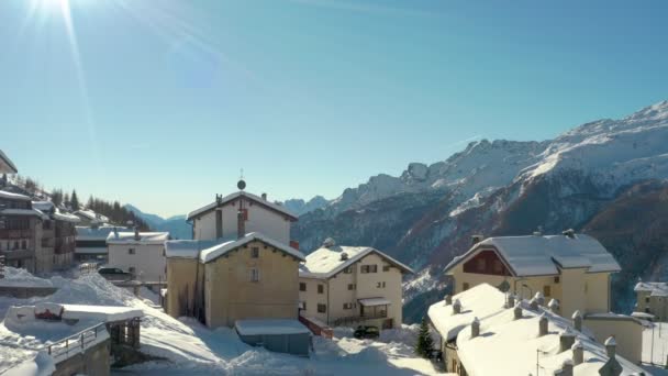 MadesimoとValchiavenna 高山渓谷 北イタリアのスキー場のスキーリゾートでのコテージやシャレーの空中ビュー 冬休み旅行 アルプスの山のシーン ドローンビデオ映像 — ストック動画