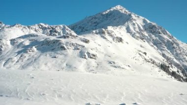 Karla kaplı ağaçlarla kaplı güzel kış harikalar diyarı manzarası. Karlı dağ manzarası, Aralık manzarası, insansız hava aracı videosu. Kış boyunca Alplerdeki Karlı Vadi.