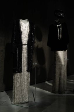 İtalya, Milan - 04 Aralık 2022: Lüks elbiseler ve kostümlerle daimi sergi alanı. Armani Silos, Milan 'da Armani stiline adanmış moda sanat alanı. Armani elbiseler.