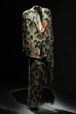 İtalya, Milan - 04 Aralık 2022: Lüks elbiseler ve kostümlerle daimi sergi alanı. Armani Silos, Milan 'da Armani stiline adanmış moda sanat alanı. Elbise koleksiyonu.