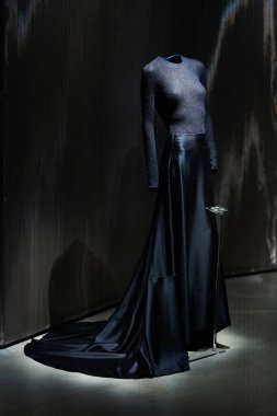İtalya, Milan - 04 Aralık 2022: Lüks elbiseler ve kostümlerle daimi sergi alanı. Armani Silos, Milan 'da Armani stiline adanmış moda sanat alanı. Lüks tasarım biçimi.