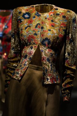 İtalya, Milan - 04 Aralık 2022: Lüks elbiseler ve kostümlerle daimi sergi alanı. Armani Silos, Milan 'da Armani stiline adanmış moda sanat alanı. Antika elbise koleksiyonu.