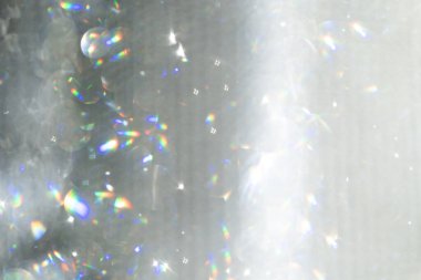 Beyaz, gümüş renkli eski ışıklar festivaller ve kutlamalar için arka plandan çıkarıldı, soyut Bokeh parlayan materyalden soyutlandı