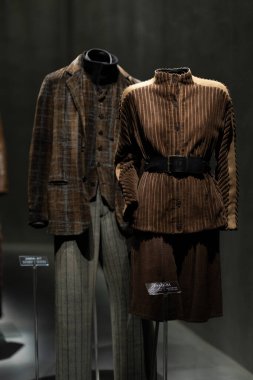 İtalya, Milan - 04 Aralık 2022: Lüks elbiseler ve kostümlerle daimi sergi alanı. Armani Silos, Milan 'da Armani stiline adanmış moda sanat alanı. Erkek ve kadın. ..