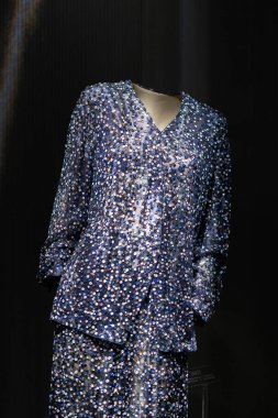 İtalya, Milan - 04 Aralık 2022: Lüks elbiseler ve kostümlerle daimi sergi alanı. Armani Silos, Milan 'da Armani stiline adanmış moda sanat alanı. Kadınlar elbise koleksiyonu.