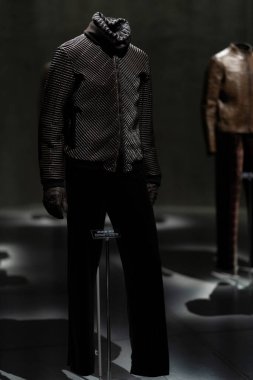 İtalya, Milan - 04 Aralık 2022: Lüks elbiseler ve kostümlerle daimi sergi alanı. Armani Silos, Milan 'da Armani stiline adanmış moda sanat alanı. Kadın ve erkek kıyafetleri..
