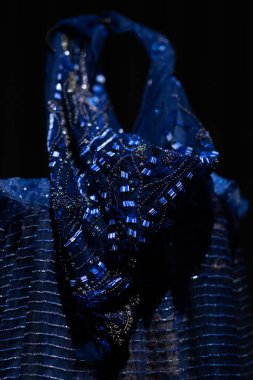 İtalya, Milan - 04 Aralık 2022: Lüks elbiseler ve kostümlerle daimi sergi alanı. Armani Silos, Milan 'da Armani stiline adanmış moda sanat alanı. Lüks tasarım biçimi.