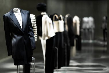 İtalya, Milan - 04 Aralık 2022: Lüks elbiseler ve kostümlerle daimi sergi alanı. Armani Silos, Milan 'da Armani stiline adanmış moda sanat alanı. Kadın koleksiyonu.