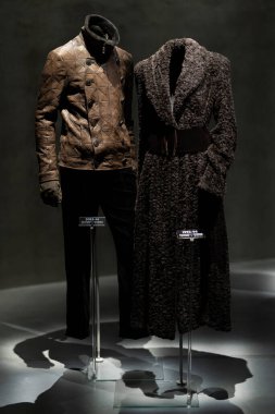 İtalya, Milan - 04 Aralık 2022: Lüks elbiseler ve kostümlerle daimi sergi alanı. Armani Silos, Milan 'da Armani stiline adanmış moda sanat alanı. Erkek ve kadın. ..