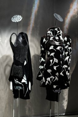 İtalya, Milan - 04 Aralık 2022: Lüks elbiseler ve kostümlerle daimi sergi alanı. Armani Silos, Milan 'da Armani stiline adanmış moda sanat alanı. Kadınlar için lüks kıyafetler.