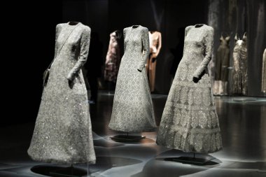 İtalya, Milan - 04 Aralık 2022: Lüks elbiseler ve kostümlerle daimi sergi alanı. Armani Silos, Milan 'da Armani stiline adanmış moda sanat alanı. Lüks tasarım biçimi.