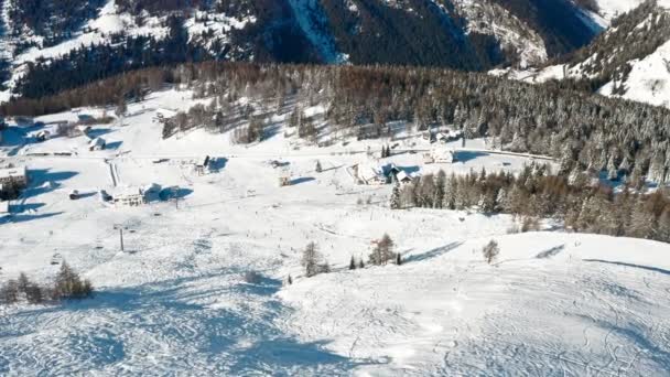 Uitzicht Vanuit Lucht Het Alpine Skigebied Mensen Snowboarden Skiën Huisjes — Stockvideo