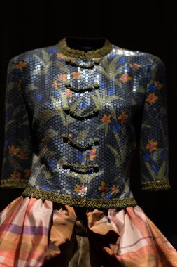 İtalya, Milan - 04 Aralık 2022: Lüks elbiseler ve kostümlerle daimi sergi alanı. Armani Silos, Milan 'da Armani stiline adanmış moda sanat alanı. Armani elbiseler.