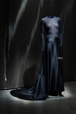 İtalya, Milan - 04 Aralık 2022: Lüks elbiseler ve kostümlerle daimi sergi alanı. Armani Silos, Milan 'da Armani stiline adanmış moda sanat alanı. Armani elbiseler.