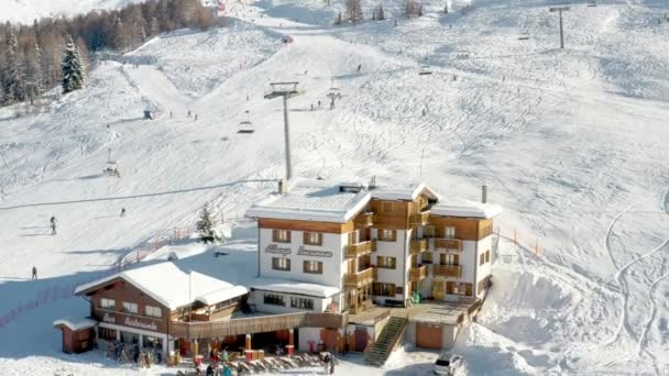 意大利马德西莫滑雪区高山滑雪胜地的空中景观 人们的滑雪板和滑雪 别墅和旅馆 滑雪电梯或缆车 户外冬季体育活动 — 图库视频影像