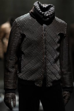 İtalya, Milan - 04 Aralık 2022: Lüks elbiseler ve kostümlerle daimi sergi alanı. Armani Silos, Milan 'da Armani stiline adanmış moda sanat alanı. Kadın ve erkek kıyafetleri..