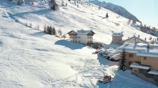 Luftaufnahme Von Ferienhäusern Und Chalets Skigebiet Skigebiet Madesimo Und Valchiavenna — Stockvideo