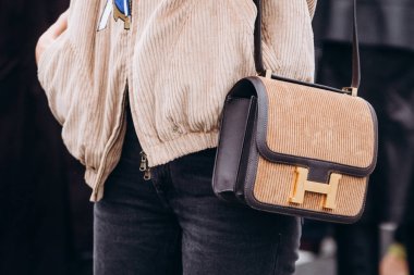 Paris, Fransa - 3 Ekim 2021: Kadın Velours Cotel Swift Constance 24 Tabac Camel Ebene marka el çantası giyiyor.