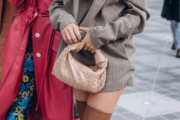 2021年10月3日 法国巴黎 女人穿着朱迪迷你手提包皮包 街道风格的细节 — 图库照片