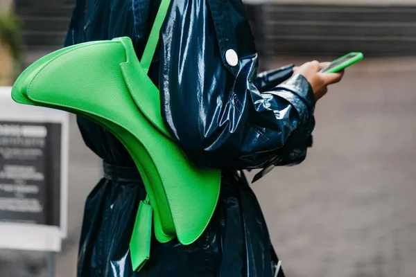 Париж Франція Жовтня 2021 Жінка Носить Синє Пальто Зелений Пакет — стокове фото
