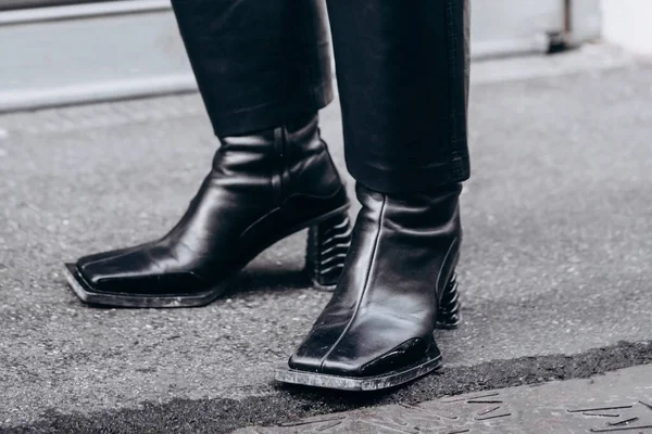 フランス 2021年10月3日 男は黒のブーツ ストリートスタイルの詳細を身に着けています — ストック写真