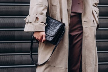 Paris, Fransa - Ekim, 3, 2021: Kadın siyah omuz çantası giyiyor, sokak tarzı detaylar.