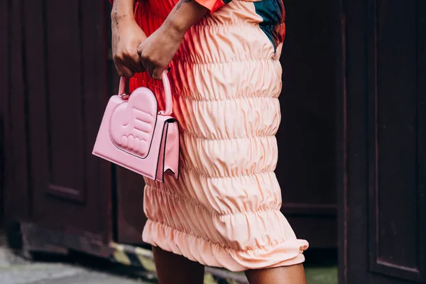 フランス 2021年10月3日 女性が身に着けているクラッチピンクのバッグからエスターマナス ストリートスタイルの詳細 — ストック写真