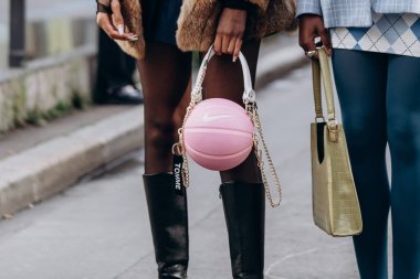 Paris, Fransa - 3 Ekim 2021: Kadın Hermes Fgm Bag Nike marka çanta giyiyor. Pembe basketbol çantası, sokak tarzı detaylar..