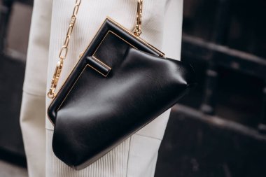 Paris, Fransa - 3 Ekim 2021: Kadın Fendi marka el çantası giyiyor. İlk küçük siyah deri çanta, sokak tarzı detaylar..